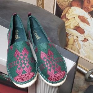 New never been born sak flats
